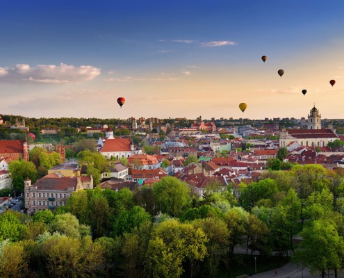 Stadt-von-oben-mit-Ballons_#L-#B_AdobeStock_120441973