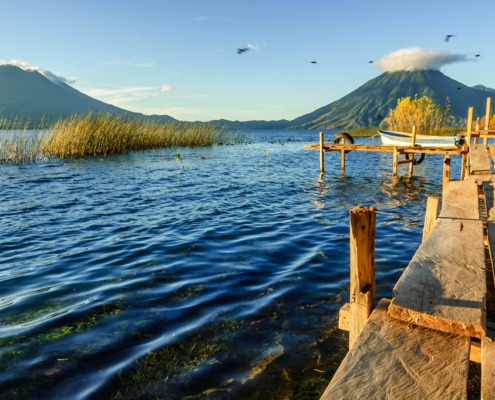 Atitlan-See-mit-Vulkanen_#L_iStock-521311858