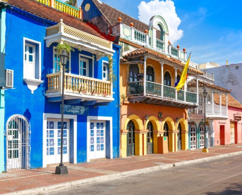 Bunte-Haeuser-im-Getsemani-Distrikt-in-Cartagena_#B_AdobeStock_313505596