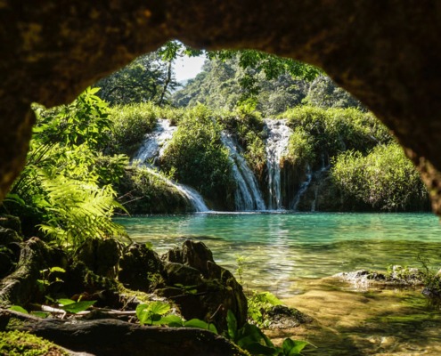 Semuc-Champey-Lagunen-Wasserfall_#L_AdobeStock_192656145